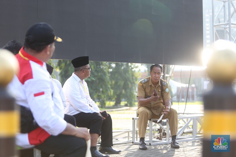 Ribuan kepala desa berkumpul di Parkir Timur Senayan di kawasan Gelora Bung Karno (GBK), Jakarta Minggu (19/3) ini. Salah satu agenda para kepala desa adalah meminta pemerintahan Presiden Jokowi menaikkan anggaran Dana Desa 2024 sebesar 10 persen. Ribuan kepala desa berkumpul di Parkir Timur Senayan di kawasan Gelora Bung Karno (GBK), Jakarta Minggu (19/3) ini. Salah satu agenda para kepala desa adalah meminta pemerintahan Presiden Jokowi menaikkan anggaran Dana Desa 2024 sebesar 10 persen. (CNBC Indonesia/Tias Budiarto)