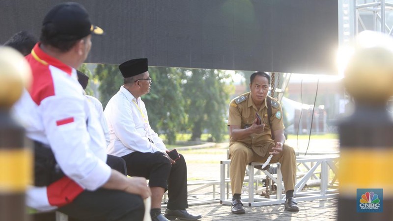 Ribuan kepala desa berkumpul di Parkir Timur Senayan di kawasan Gelora Bung Karno (GBK), Jakarta Minggu (19/3) ini. Salah satu agenda para kepala desa adalah meminta pemerintahan Presiden Jokowi menaikkan anggaran Dana Desa 2024 sebesar 10 persen. (CNBC Indonesia/Tias Budiarto)