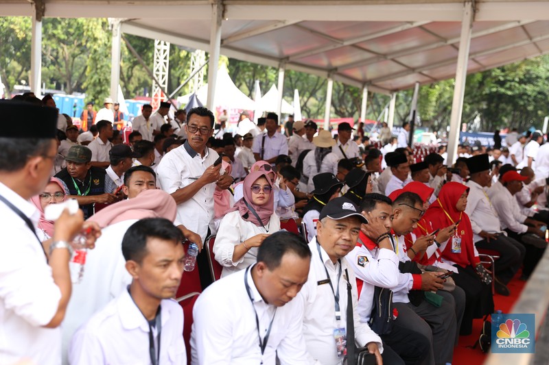 Ribuan kepala desa berkumpul di Parkir Timur Senayan di kawasan Gelora Bung Karno (GBK), Jakarta Minggu (19/3) ini. Salah satu agenda para kepala desa adalah meminta pemerintahan Presiden Jokowi menaikkan anggaran Dana Desa 2024 sebesar 10 persen. (CNBC Indonesia/Tias Budiarto)