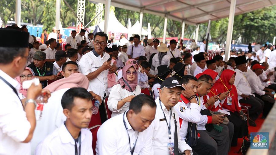 Ribuan kepala desa berkumpul di Parkir Timur Senayan di kawasan Gelora Bung Karno (GBK), Jakarta Minggu (19/3) ini. Salah satu agenda para kepala desa adalah meminta pemerintahan Presiden Jokowi menaikkan anggaran Dana Desa 2024 sebesar 10 persen. (CNBC Indonesia/Tias Budiarto)