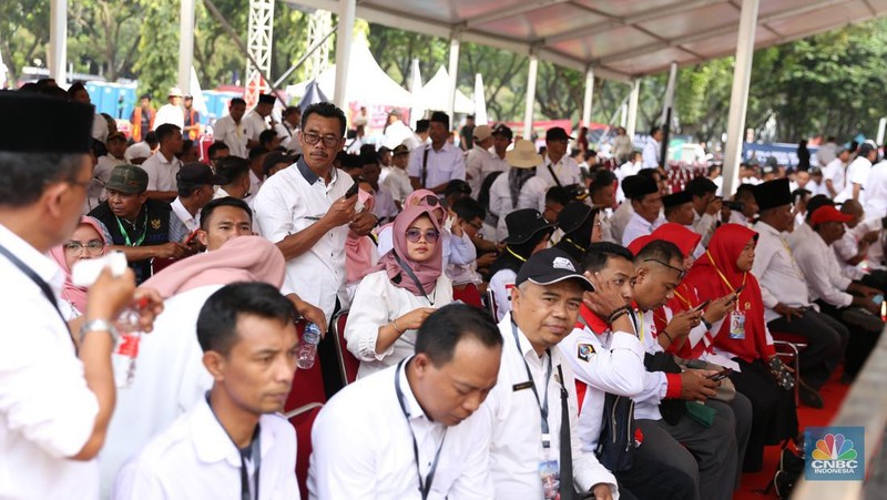 Ribuan kepala desa berkumpul di Parkir Timur Senayan di kawasan Gelora Bung Karno (GBK), Jakarta Minggu (19/3) ini. Salah satu agenda para kepala desa adalah meminta pemerintahan Presiden Jokowi menaikkan anggaran Dana Desa 2024 sebesar 10 persen. (CNBC Indonesia/Tias Budiarto)