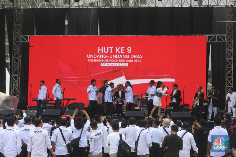 Ribuan kepala desa berkumpul di Parkir Timur Senayan di kawasan Gelora Bung Karno (GBK), Jakarta Minggu (19/3) ini. Salah satu agenda para kepala desa adalah meminta pemerintahan Presiden Jokowi menaikkan anggaran Dana Desa 2024 sebesar 10 persen. Ribuan kepala desa berkumpul di Parkir Timur Senayan di kawasan Gelora Bung Karno (GBK), Jakarta Minggu (19/3) ini. Salah satu agenda para kepala desa adalah meminta pemerintahan Presiden Jokowi menaikkan anggaran Dana Desa 2024 sebesar 10 persen. (CNBC Indonesia/Tias Budiarto)