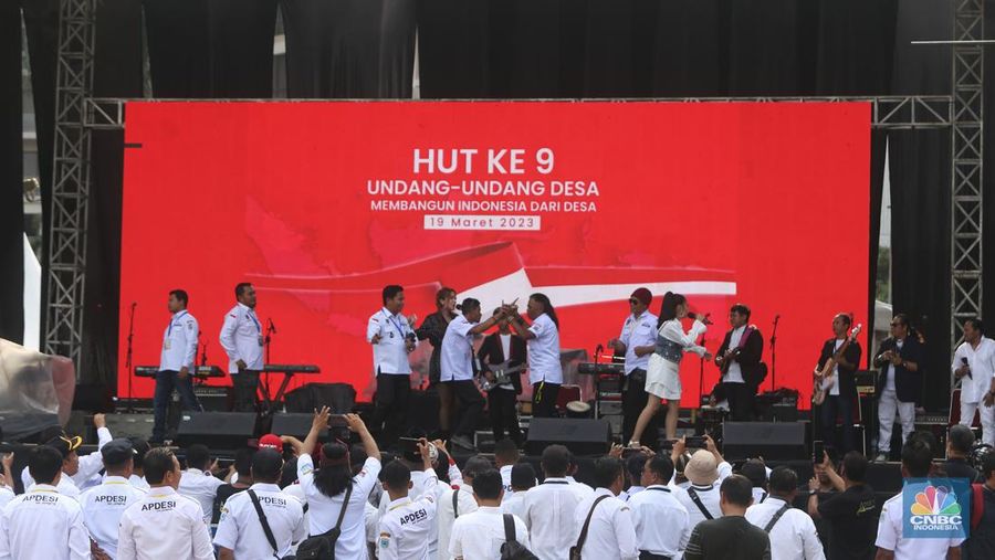 Ribuan kepala desa berkumpul di Parkir Timur Senayan di kawasan Gelora Bung Karno (GBK), Jakarta Minggu (19/3) ini. Salah satu agenda para kepala desa adalah meminta pemerintahan Presiden Jokowi menaikkan anggaran Dana Desa 2024 sebesar 10 persen. (CNBC Indonesia/Tias Budiarto)