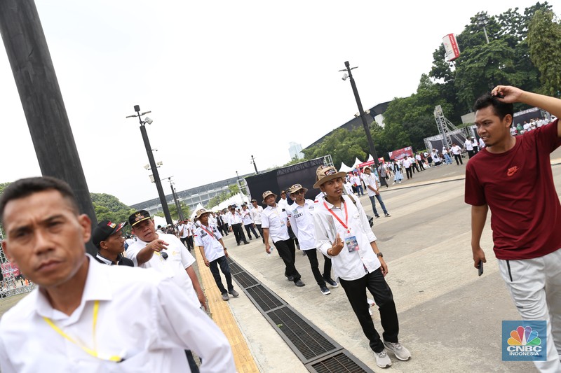Ribuan kepala desa berkumpul di Parkir Timur Senayan di kawasan Gelora Bung Karno (GBK), Jakarta Minggu (19/3) ini. Salah satu agenda para kepala desa adalah meminta pemerintahan Presiden Jokowi menaikkan anggaran Dana Desa 2024 sebesar 10 persen. Ribuan kepala desa berkumpul di Parkir Timur Senayan di kawasan Gelora Bung Karno (GBK), Jakarta Minggu (19/3) ini. Salah satu agenda para kepala desa adalah meminta pemerintahan Presiden Jokowi menaikkan anggaran Dana Desa 2024 sebesar 10 persen. (CNBC Indonesia/Tias Budiarto)