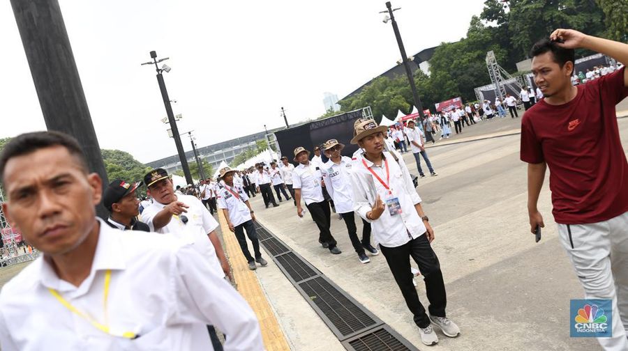 Ribuan kepala desa berkumpul di Parkir Timur Senayan di kawasan Gelora Bung Karno (GBK), Jakarta Minggu (19/3) ini. Salah satu agenda para kepala desa adalah meminta pemerintahan Presiden Jokowi menaikkan anggaran Dana Desa 2024 sebesar 10 persen. (CNBC Indonesia/Tias Budiarto)