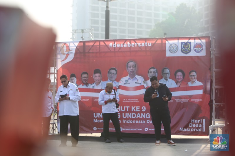 Ribuan kepala desa berkumpul di Parkir Timur Senayan di kawasan Gelora Bung Karno (GBK), Jakarta Minggu (19/3) ini. Salah satu agenda para kepala desa adalah meminta pemerintahan Presiden Jokowi menaikkan anggaran Dana Desa 2024 sebesar 10 persen. Ribuan kepala desa berkumpul di Parkir Timur Senayan di kawasan Gelora Bung Karno (GBK), Jakarta Minggu (19/3) ini. Salah satu agenda para kepala desa adalah meminta pemerintahan Presiden Jokowi menaikkan anggaran Dana Desa 2024 sebesar 10 persen. (CNBC Indonesia/Tias Budiarto)