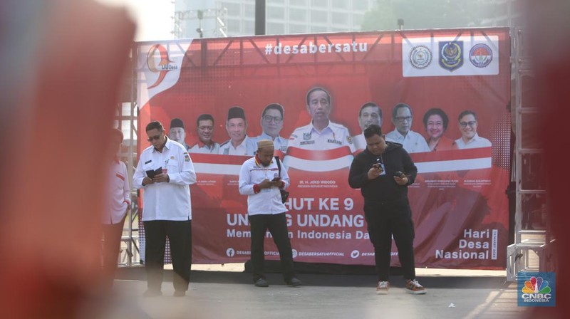 Ribuan kepala desa berkumpul di Parkir Timur Senayan di kawasan Gelora Bung Karno (GBK), Jakarta Minggu (19/3) ini. Salah satu agenda para kepala desa adalah meminta pemerintahan Presiden Jokowi menaikkan anggaran Dana Desa 2024 sebesar 10 persen. (CNBC Indonesia/Tias Budiarto)