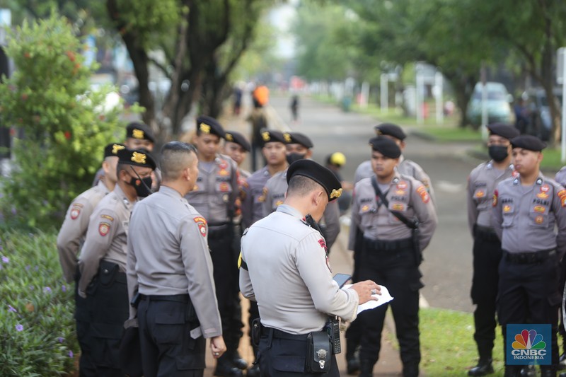 Ribuan kepala desa berkumpul di Parkir Timur Senayan di kawasan Gelora Bung Karno (GBK), Jakarta Minggu (19/3) ini. Salah satu agenda para kepala desa adalah meminta pemerintahan Presiden Jokowi menaikkan anggaran Dana Desa 2024 sebesar 10 persen. Ribuan kepala desa berkumpul di Parkir Timur Senayan di kawasan Gelora Bung Karno (GBK), Jakarta Minggu (19/3) ini. Salah satu agenda para kepala desa adalah meminta pemerintahan Presiden Jokowi menaikkan anggaran Dana Desa 2024 sebesar 10 persen. (CNBC Indonesia/Tias Budiarto)