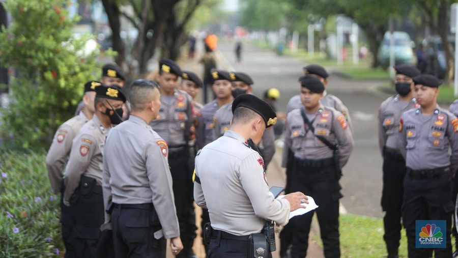Ribuan kepala desa berkumpul di Parkir Timur Senayan di kawasan Gelora Bung Karno (GBK), Jakarta Minggu (19/3) ini. Salah satu agenda para kepala desa adalah meminta pemerintahan Presiden Jokowi menaikkan anggaran Dana Desa 2024 sebesar 10 persen. (CNBC Indonesia/Tias Budiarto)