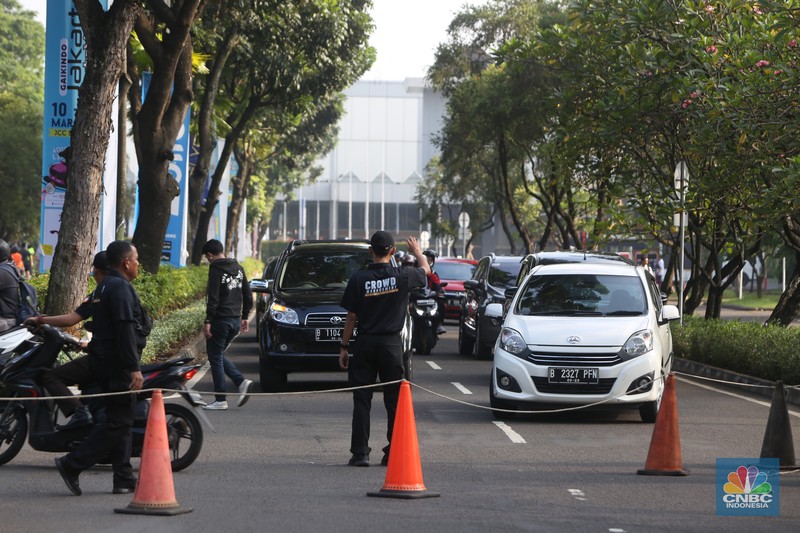 Ribuan kepala desa berkumpul di Parkir Timur Senayan di kawasan Gelora Bung Karno (GBK), Jakarta Minggu (19/3) ini. Salah satu agenda para kepala desa adalah meminta pemerintahan Presiden Jokowi menaikkan anggaran Dana Desa 2024 sebesar 10 persen. Ribuan kepala desa berkumpul di Parkir Timur Senayan di kawasan Gelora Bung Karno (GBK), Jakarta Minggu (19/3) ini. Salah satu agenda para kepala desa adalah meminta pemerintahan Presiden Jokowi menaikkan anggaran Dana Desa 2024 sebesar 10 persen. (CNBC Indonesia/Tias Budiarto)