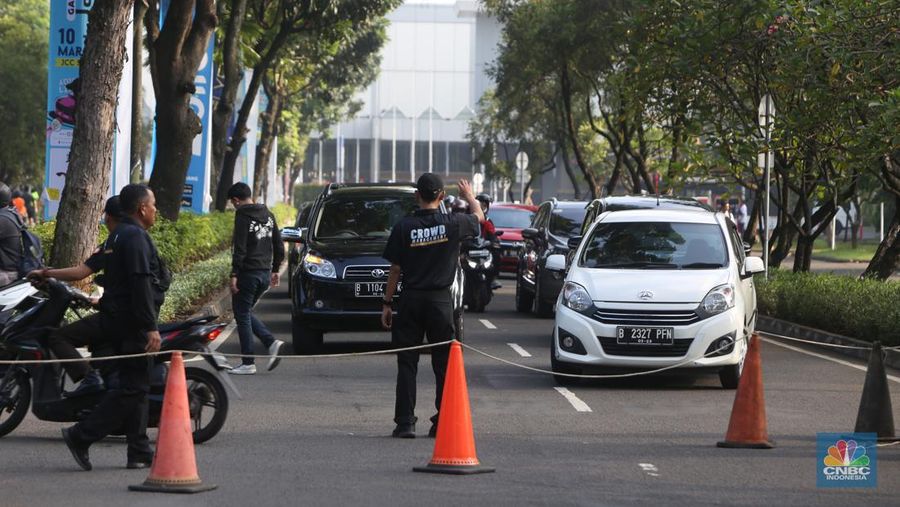 Ribuan kepala desa berkumpul di Parkir Timur Senayan di kawasan Gelora Bung Karno (GBK), Jakarta Minggu (19/3) ini. Salah satu agenda para kepala desa adalah meminta pemerintahan Presiden Jokowi menaikkan anggaran Dana Desa 2024 sebesar 10 persen. (CNBC Indonesia/Tias Budiarto)