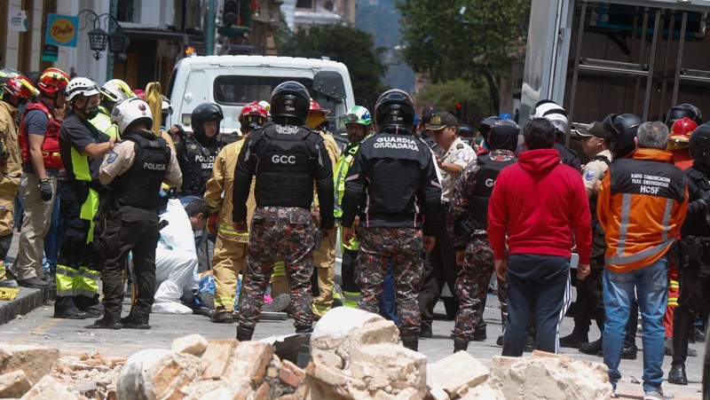 Tim penyelamat bekerja di rumah yang runtuh setelah gempa berkekuatan 6,5 melanda dekat pukul 12:12 siang pada 18 Maret 2023 di Machala, Ekuador. Pusat gempa terletak 6 kilometer utara timur laut Balao, di provinsi El Oro. Sejauh ini pihak berwenang mengkonfirmasi 13 orang tewas. (Jorge Sanchez/Agencia Press South/Getty Images)