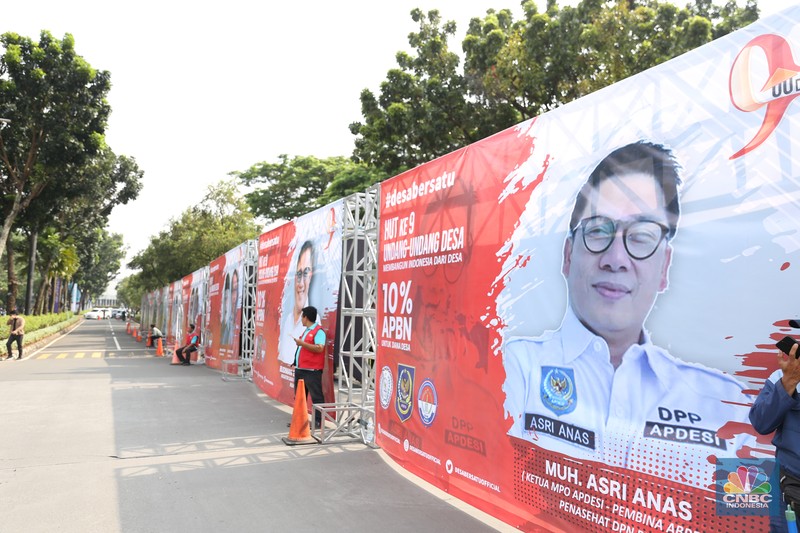 Ribuan kepala desa berkumpul di Parkir Timur Senayan di kawasan Gelora Bung Karno (GBK), Jakarta Minggu (19/3) ini. Salah satu agenda para kepala desa adalah meminta pemerintahan Presiden Jokowi menaikkan anggaran Dana Desa 2024 sebesar 10 persen. Ribuan kepala desa berkumpul di Parkir Timur Senayan di kawasan Gelora Bung Karno (GBK), Jakarta Minggu (19/3) ini. Salah satu agenda para kepala desa adalah meminta pemerintahan Presiden Jokowi menaikkan anggaran Dana Desa 2024 sebesar 10 persen. (CNBC Indonesia/Tias Budiarto)