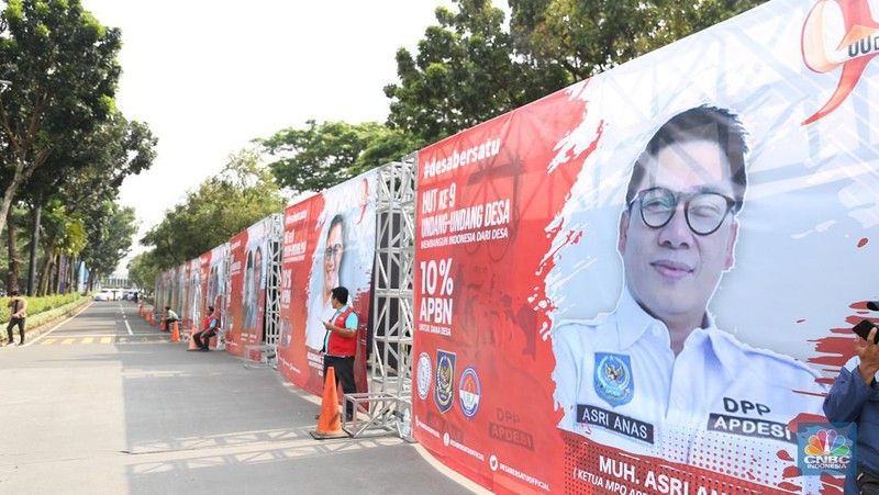 Ribuan kepala desa berkumpul di Parkir Timur Senayan di kawasan Gelora Bung Karno (GBK), Jakarta Minggu (19/3) ini. Salah satu agenda para kepala desa adalah meminta pemerintahan Presiden Jokowi menaikkan anggaran Dana Desa 2024 sebesar 10 persen. (CNBC Indonesia/Tias Budiarto)