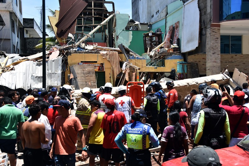 Tim penyelamat bekerja di rumah yang runtuh setelah gempa berkekuatan 6,5 melanda dekat pukul 12:12 siang pada 18 Maret 2023 di Machala, Ekuador. Tim penyelamat bekerja di rumah yang runtuh setelah gempa berkekuatan 6,5 melanda dekat pukul 12:12 siang pada 18 Maret 2023 di Machala, Ekuador. Pusat gempa terletak 6 kilometer utara timur laut Balao, di provinsi El Oro. Sejauh ini pihak berwenang mengkonfirmasi 13 orang tewas. (Jorge Sanchez/Agencia Press South/Getty Images)