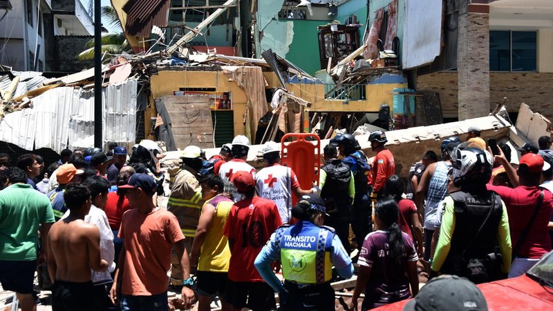 Tim penyelamat bekerja di rumah yang runtuh setelah gempa berkekuatan 6,5 melanda dekat pukul 12:12 siang pada 18 Maret 2023 di Machala, Ekuador. Pusat gempa terletak 6 kilometer utara timur laut Balao, di provinsi El Oro. Sejauh ini pihak berwenang mengkonfirmasi 13 orang tewas. (Jorge Sanchez/Agencia Press South/Getty Images)