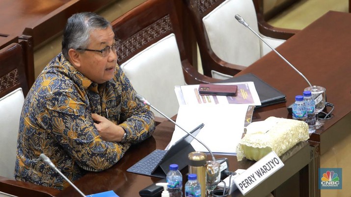 Fit and proper test Perry Warjiyo sebagai Calon Gubernur Bank Indonesia (BI) di Komisi XI DPR, Senin (20/3/2023). (CNBC Indonesia/Muhammad Sabki) Fit and proper test Perry Warjiyo sebagai Calon Gubernur Bank Indonesia (BI) di Komisi XI DPR, Senin (20/3/2023). (CNBC Indonesia/Muhammad Sabki)