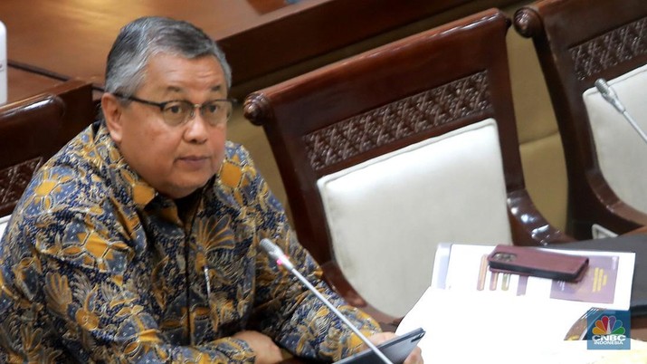 Fit and proper test Perry Warjiyo sebagai Calon Gubernur Bank Indonesia (BI) di Komisi XI DPR, Senin (20/3/2023). (CNBC Indonesia/Muhammad Sabki) Fit and proper test Perry Warjiyo sebagai Calon Gubernur Bank Indonesia (BI) di Komisi XI DPR, Senin (20/3/2023). (CNBC Indonesia/Muhammad Sabki)