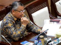 Perry Warjiyo, Gubernur Bank Indonesia (BI) di Komisi XI DPR, Senin (20/3/2023). (CNBC Indonesia/Muhammad Sabki)