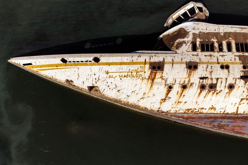 Gambar udara ini menunjukkan lambung terbalik (kiri) Al Mansur (Victorious), kapal pesiar pribadi mantan diktator Irak Saddam Hussein, di jalur air Shatt al-Arab, di kota selatan Irak Basra, pada 28 Februari 2023. (AFP via Getty Images/HUSSEIN FALEH) Gambar udara ini menunjukkan lambung terbalik (kiri) Al Mansur (Victorious), kapal pesiar pribadi mantan diktator Irak Saddam Hussein, di jalur air Shatt al-Arab, di kota selatan Irak Basra, pada 28 Februari 2023. (AFP via Getty Images/HUSSEIN FALEH)