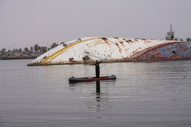 Gambar udara ini menunjukkan lambung terbalik (kiri) Al Mansur (Victorious), kapal pesiar pribadi mantan diktator Irak Saddam Hussein, di jalur air Shatt al-Arab, di kota selatan Irak Basra, pada 28 Februari 2023. (AFP via Getty Images/HUSSEIN FALEH) Gambar udara ini menunjukkan lambung terbalik (kiri) Al Mansur (Victorious), kapal pesiar pribadi mantan diktator Irak Saddam Hussein, di jalur air Shatt al-Arab, di kota selatan Irak Basra, pada 28 Februari 2023. (AFP via Getty Images/HUSSEIN FALEH)