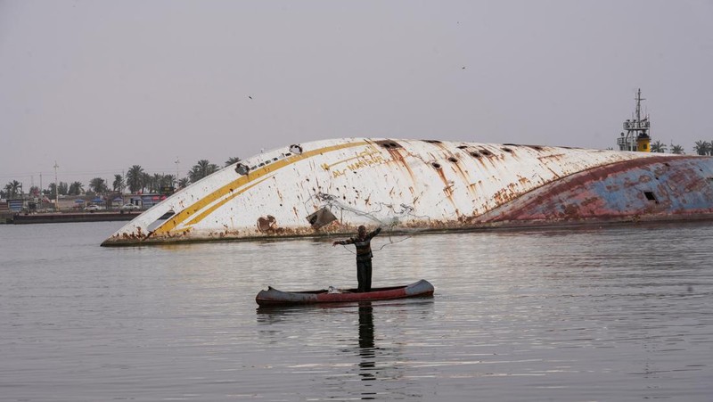 Gambar udara ini menunjukkan lambung terbalik (kiri) Al Mansur (Victorious), kapal pesiar pribadi mantan diktator Irak Saddam Hussein, di jalur air Shatt al-Arab, di kota selatan Irak Basra, pada 28 Februari 2023. (AFP via Getty Images/HUSSEIN FALEH)