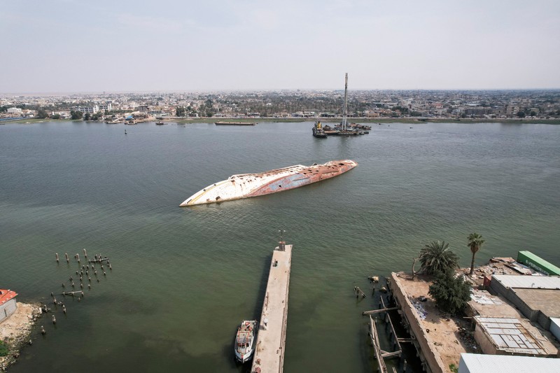 Gambar udara ini menunjukkan lambung terbalik (kiri) Al Mansur (Victorious), kapal pesiar pribadi mantan diktator Irak Saddam Hussein, di jalur air Shatt al-Arab, di kota selatan Irak Basra, pada 28 Februari 2023. (AFP via Getty Images/HUSSEIN FALEH) Gambar udara ini menunjukkan lambung terbalik (kiri) Al Mansur (Victorious), kapal pesiar pribadi mantan diktator Irak Saddam Hussein, di jalur air Shatt al-Arab, di kota selatan Irak Basra, pada 28 Februari 2023. (AFP via Getty Images/HUSSEIN FALEH)