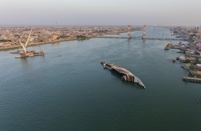 Gambar udara ini menunjukkan lambung terbalik (kiri) Al Mansur (Victorious), kapal pesiar pribadi mantan diktator Irak Saddam Hussein, di jalur air Shatt al-Arab, di kota selatan Irak Basra, pada 28 Februari 2023. (AFP via Getty Images/HUSSEIN FALEH) Gambar udara ini menunjukkan lambung terbalik (kiri) Al Mansur (Victorious), kapal pesiar pribadi mantan diktator Irak Saddam Hussein, di jalur air Shatt al-Arab, di kota selatan Irak Basra, pada 28 Februari 2023. (AFP via Getty Images/HUSSEIN FALEH)