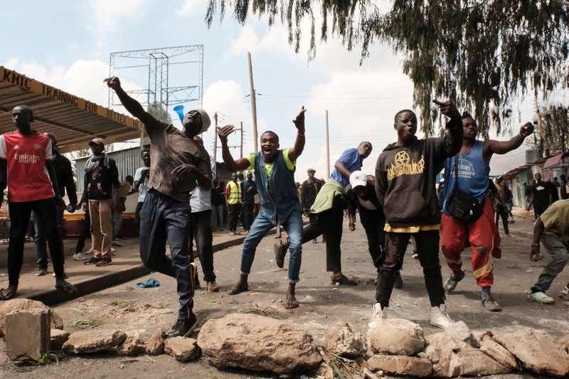 Pendukung pemimpin oposisi Kenya Raila Odinga dari Azimio La Umoja (Deklarasi Persatuan) Aliansi Satu Kenya, melemparkan batu ke petugas polisi anti huru hara saat mereka berpartisipasi dalam protes nasional atas biaya hidup dan pemerintahan Presiden William Ruto di Nairobi, Kenya 20 Maret, 2023. Pendukung pemimpin oposisi Kenya Raila Odinga dari Azimio La Umoja (Deklarasi Persatuan) Aliansi Satu Kenya, melemparkan batu ke petugas polisi anti huru hara saat mereka berpartisipasi dalam protes nasional atas biaya hidup dan pemerintahan Presiden William Ruto di Nairobi, Kenya 20 Maret, 2023. (REUTERS/Thomas Mukoya)