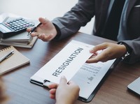 Kamu Termasuk Golongan Nunggu THR Terus Resign? Baca Ini!