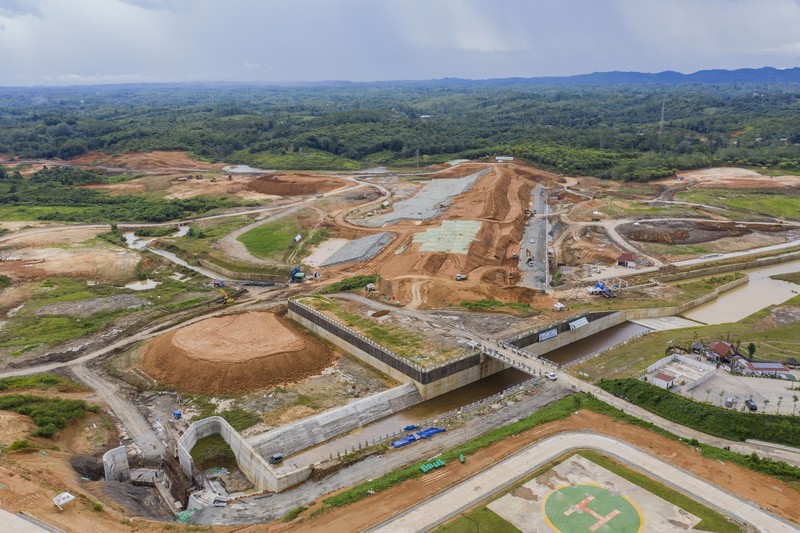 Kementerian PUPR tengah menyelesaikan pembangunan Bendungan Sepaku Semoi dan Intake Sungai Sepaku di Kabupaten Penajam Paser Utara, Kalimantan Timur. (AFP via Getty Images/ADEK BERRY)