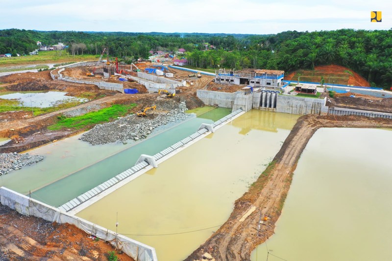 Kementerian PUPR tengah menyelesaikan pembangunan Bendungan Sepaku Semoi dan Intake Sungai Sepaku di Kabupaten Penajam Paser Utara, Kalimantan Timur. (AFP via Getty Images/ADEK BERRY)