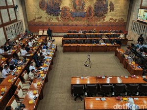 Canda Sarmuji ke Tommy Kurniawan saat Rapat Komisi VI: Calon Menteri