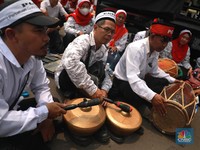 Ratusan Guru Swasta Demo di DPR, Ada Apa?