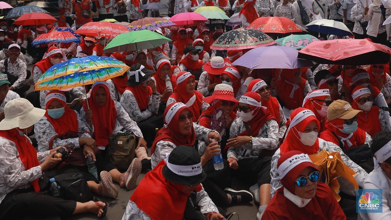 Para guru swasta yang tergabung dalam Persatuan Guru Seluruh Indonesia (PGSI) menggelar aksi demo di depan Gedung DPR RI Senayan Jakarta, Senin (20/3/2023). (CNBC Indonesia/Muhammad Sabki) Para guru swasta yang tergabung dalam Persatuan Guru Seluruh Indonesia (PGSI) menggelar aksi demo di depan Gedung DPR RI Senayan Jakarta, Senin (20/3/2023). (CNBC Indonesia/Muhammad Sabki)