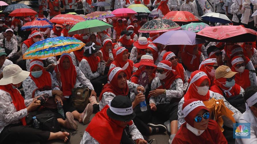 Para guru swasta yang tergabung dalam Persatuan Guru Seluruh Indonesia (PGSI) menggelar aksi demo di depan Gedung DPR RI Senayan Jakarta, Senin (20/3/2023). (CNBC Indonesia/Muhammad Sabki)