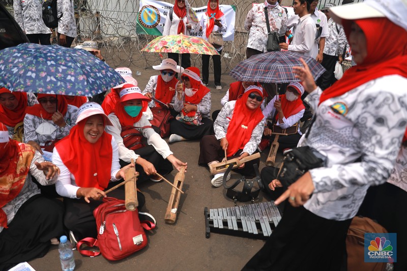Para guru swasta yang tergabung dalam Persatuan Guru Seluruh Indonesia (PGSI) menggelar aksi demo di depan Gedung DPR RI Senayan Jakarta, Senin (20/3/2023). (CNBC Indonesia/Muhammad Sabki) Para guru swasta yang tergabung dalam Persatuan Guru Seluruh Indonesia (PGSI) menggelar aksi demo di depan Gedung DPR RI Senayan Jakarta, Senin (20/3/2023). (CNBC Indonesia/Muhammad Sabki)