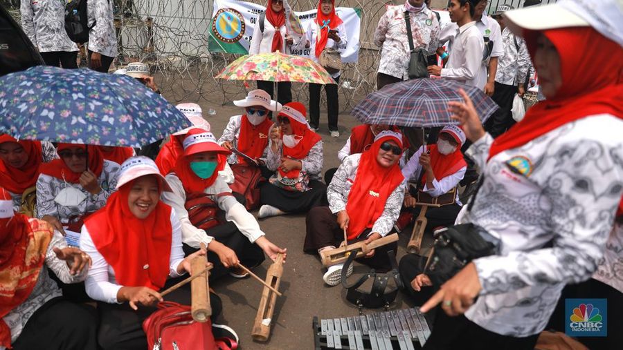 Para guru swasta yang tergabung dalam Persatuan Guru Seluruh Indonesia (PGSI) menggelar aksi demo di depan Gedung DPR RI Senayan Jakarta, Senin (20/3/2023). (CNBC Indonesia/Muhammad Sabki)