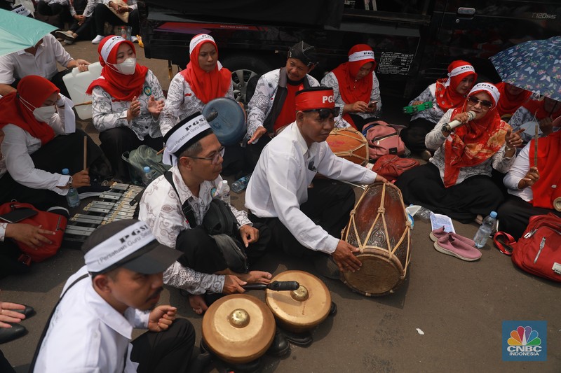 Para guru swasta yang tergabung dalam Persatuan Guru Seluruh Indonesia (PGSI) menggelar aksi demo di depan Gedung DPR RI Senayan Jakarta, Senin (20/3/2023). (CNBC Indonesia/Muhammad Sabki) Para guru swasta yang tergabung dalam Persatuan Guru Seluruh Indonesia (PGSI) menggelar aksi demo di depan Gedung DPR RI Senayan Jakarta, Senin (20/3/2023). (CNBC Indonesia/Muhammad Sabki)