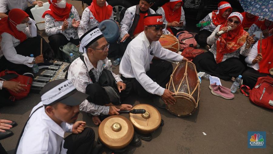 Para guru swasta yang tergabung dalam Persatuan Guru Seluruh Indonesia (PGSI) menggelar aksi demo di depan Gedung DPR RI Senayan Jakarta, Senin (20/3/2023). (CNBC Indonesia/Muhammad Sabki)