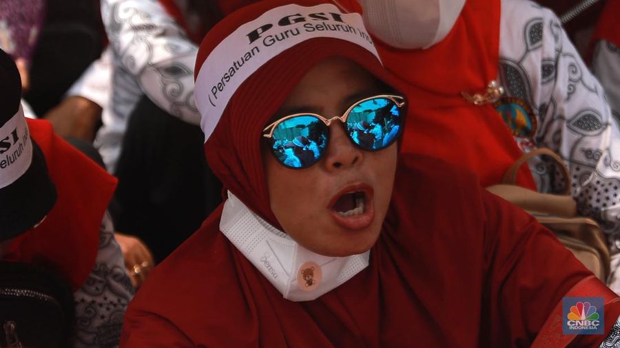 Para guru swasta yang tergabung dalam Persatuan Guru Seluruh Indonesia (PGSI) menggelar aksi demo di depan Gedung DPR RI Senayan Jakarta, Senin (20/3/2023). (CNBC Indonesia/Muhammad Sabki)