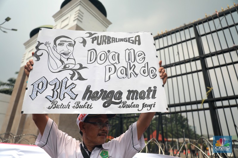 Para guru swasta yang tergabung dalam Persatuan Guru Seluruh Indonesia (PGSI) menggelar aksi demo di depan Gedung DPR RI Senayan Jakarta, Senin (20/3/2023). (CNBC Indonesia/Muhammad Sabki) Para guru swasta yang tergabung dalam Persatuan Guru Seluruh Indonesia (PGSI) menggelar aksi demo di depan Gedung DPR RI Senayan Jakarta, Senin (20/3/2023). (CNBC Indonesia/Muhammad Sabki)