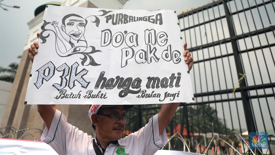 Para guru swasta yang tergabung dalam Persatuan Guru Seluruh Indonesia (PGSI) menggelar aksi demo di depan Gedung DPR RI Senayan Jakarta, Senin (20/3/2023). (CNBC Indonesia/Muhammad Sabki)