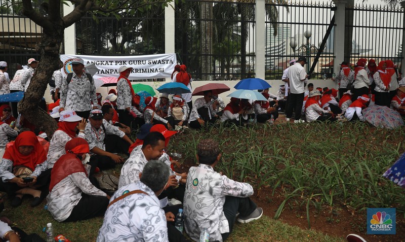 Para guru swasta yang tergabung dalam Persatuan Guru Seluruh Indonesia (PGSI) menggelar aksi demo di depan Gedung DPR RI Senayan Jakarta, Senin (20/3/2023). (CNBC Indonesia/Muhammad Sabki) Para guru swasta yang tergabung dalam Persatuan Guru Seluruh Indonesia (PGSI) menggelar aksi demo di depan Gedung DPR RI Senayan Jakarta, Senin (20/3/2023). (CNBC Indonesia/Muhammad Sabki)