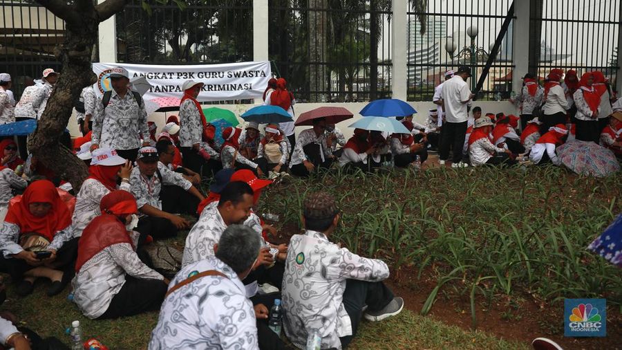 Para guru swasta yang tergabung dalam Persatuan Guru Seluruh Indonesia (PGSI) menggelar aksi demo di depan Gedung DPR RI Senayan Jakarta, Senin (20/3/2023). (CNBC Indonesia/Muhammad Sabki)