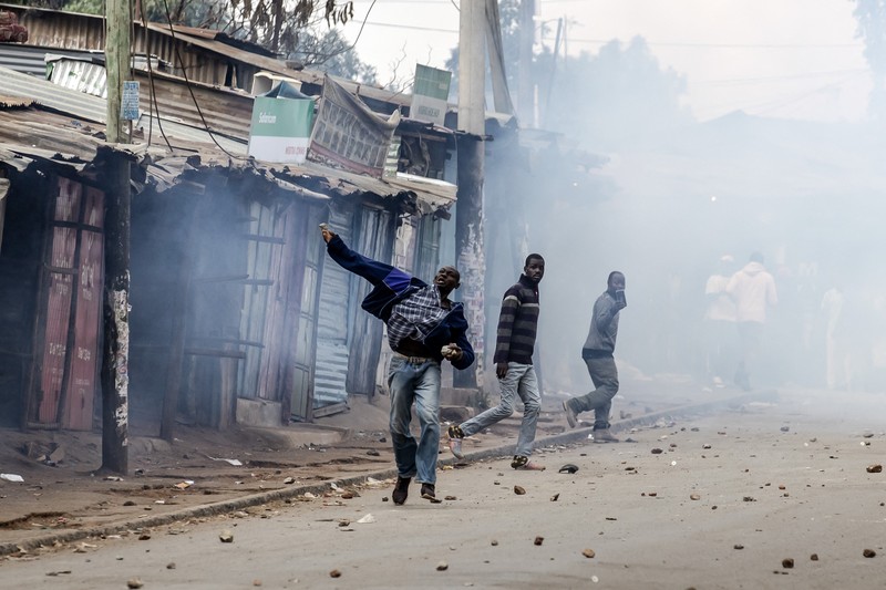 Pendukung pemimpin oposisi Kenya Raila Odinga dari Azimio La Umoja (Deklarasi Persatuan) Aliansi Satu Kenya, melemparkan batu ke petugas polisi anti huru hara saat mereka berpartisipasi dalam protes nasional atas biaya hidup dan pemerintahan Presiden William Ruto di Nairobi, Kenya 20 Maret, 2023. Pendukung pemimpin oposisi Kenya Raila Odinga dari Azimio La Umoja (Deklarasi Persatuan) Aliansi Satu Kenya, melemparkan batu ke petugas polisi anti huru hara saat mereka berpartisipasi dalam protes nasional atas biaya hidup dan pemerintahan Presiden William Ruto di Nairobi, Kenya 20 Maret, 2023. (REUTERS/Thomas Mukoya)