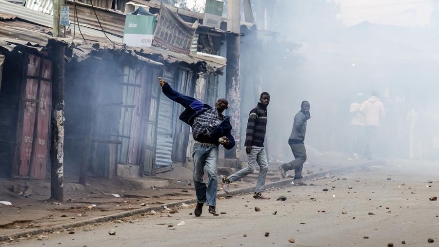 Pendukung pemimpin oposisi Kenya Raila Odinga dari Azimio La Umoja (Deklarasi Persatuan) Aliansi Satu Kenya, melemparkan batu ke petugas polisi anti huru hara saat mereka berpartisipasi dalam protes nasional atas biaya hidup dan pemerintahan Presiden William Ruto di Nairobi, Kenya 20 Maret, 2023. (REUTERS/Thomas Mukoya)