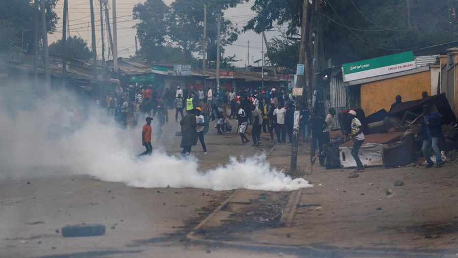 Pendukung pemimpin oposisi Kenya Raila Odinga dari Azimio La Umoja (Deklarasi Persatuan) Aliansi Satu Kenya, melemparkan batu ke petugas polisi anti huru hara saat mereka berpartisipasi dalam protes nasional atas biaya hidup dan pemerintahan Presiden William Ruto di Nairobi, Kenya 20 Maret, 2023. (REUTERS/Thomas Mukoya)