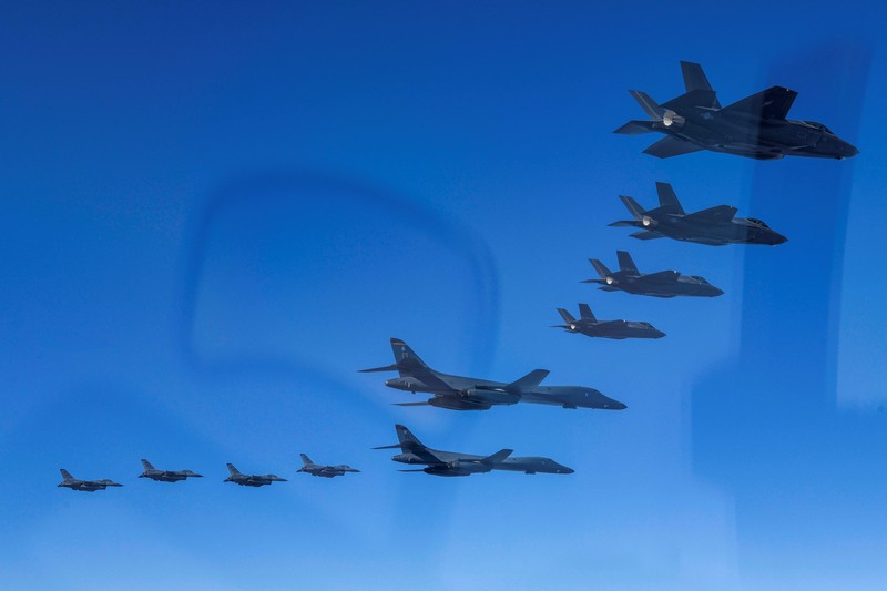 Pesawat pengebom B-1B Angkatan Udara AS, jet tempur F-16, dan F-35A Angkatan Udara Korea Selatan membuat formasi selama latihan udara bersama, Korea Selatan, (19/3/2023). (via REUTERS/SOUTH KOREAN DEFENCE MINISTRY)