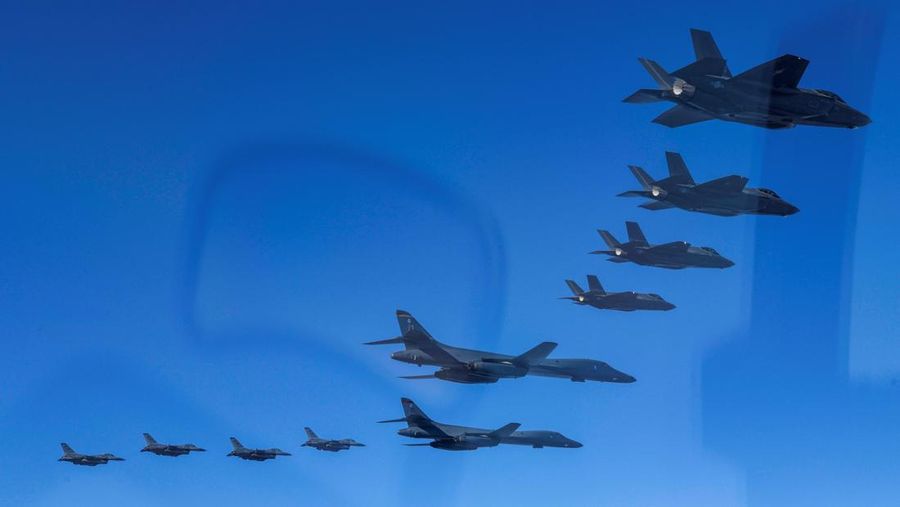 Pesawat pengebom B-1B Angkatan Udara AS, jet tempur F-16, dan F-35A Angkatan Udara Korea Selatan membuat formasi selama latihan udara bersama, Korea Selatan, (19/3/2023). (via REUTERS/SOUTH KOREAN DEFENCE MINISTRY)